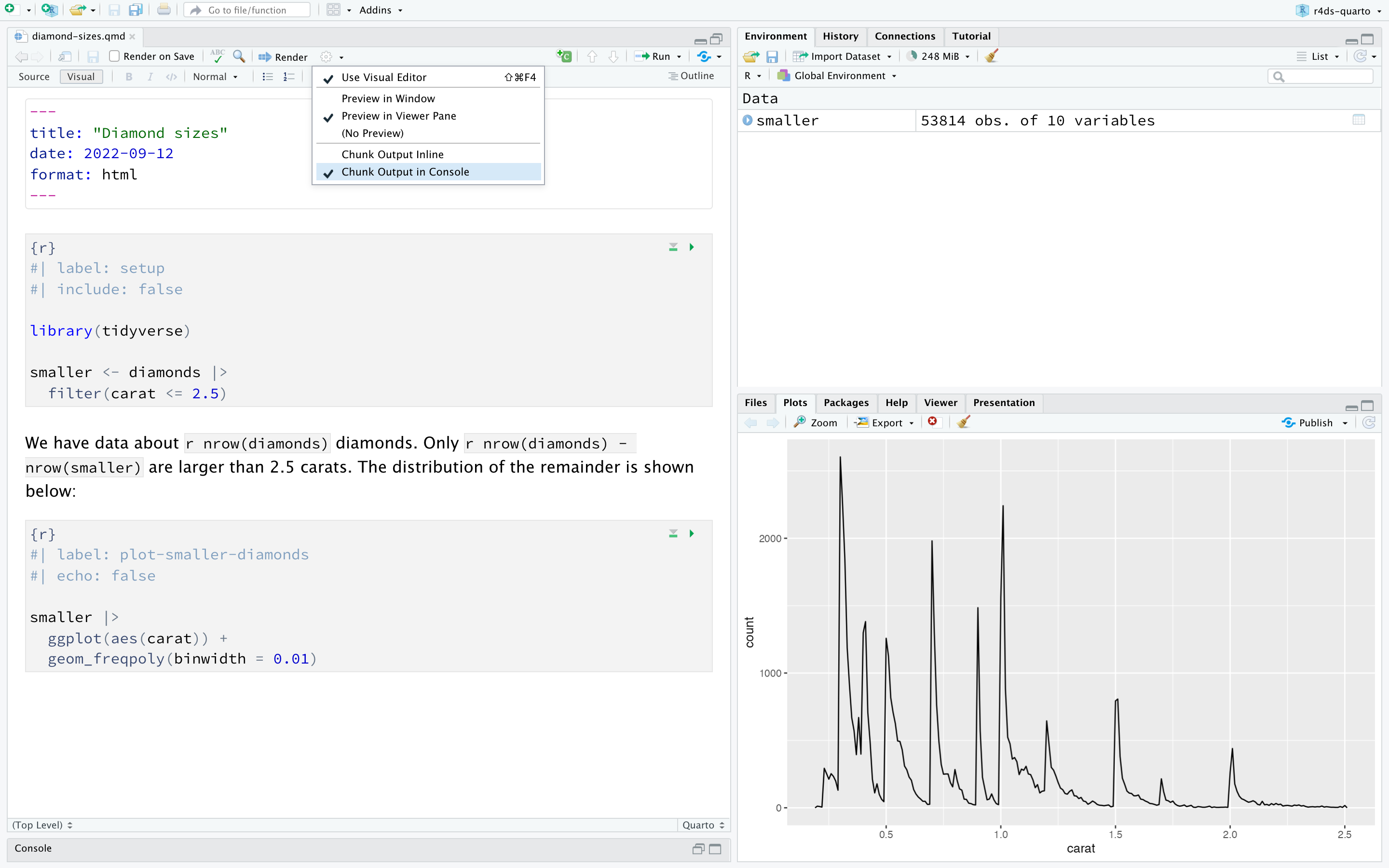 Ventana de RStudio con un documento de Quarto titulado "diamond-sizes.qmd" a la izquierda y el panel Gráfico en la parte inferior derecha. El documento Quarto tiene un fragmento de código que crea un gráfico de frecuencia de diamantes que pesan menos de 2,5 quilates. El gráfico se muestra en el panel Gráfico y muestra que la frecuencia disminuye a medida que aumenta el peso. La opción RStudio para mostrar Chunk Output en Console también está resaltada.