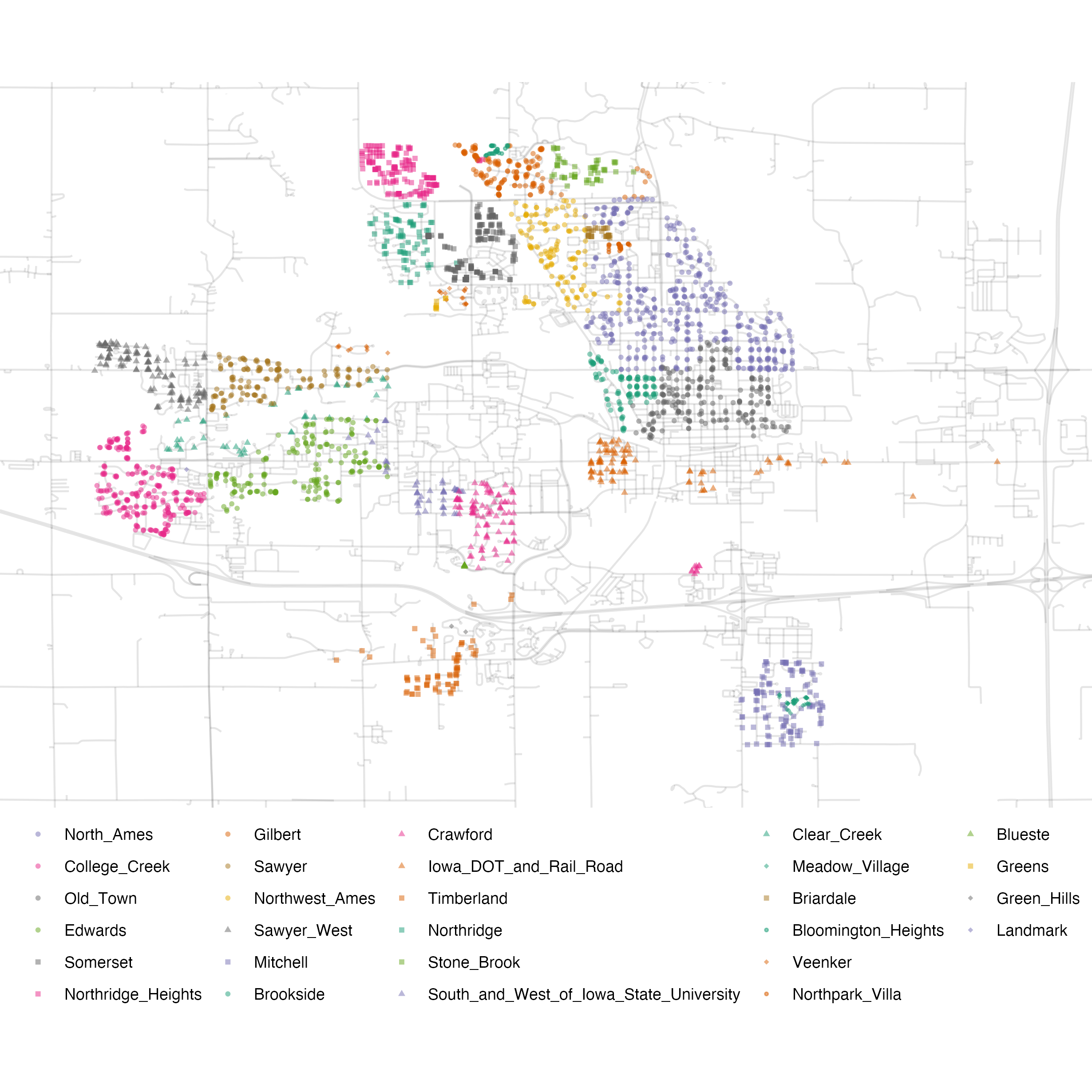 Un diagrama de dispersión de la ubicación de las casas en Ames superpuesto a un mapa de calles. Hay un área importante en el centro del mapa donde no se vendieron casas.